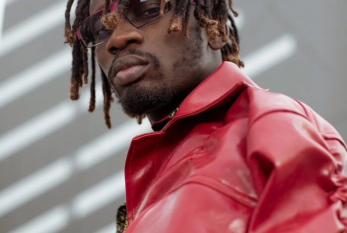 “My Father-in-law (Femi Otedola) Sef No Get Private Jet” – Mr Eazi 1 Due to his frequent international travel, Eazi was questioned if he owned a private plane. He reacted amusingly, even mentioning his father-in-law. Due to his frequent international travel, Eazi was questioned if he owned a private plane. He reacted amusingly, even mentioning his father-in-law. Mr Eazi