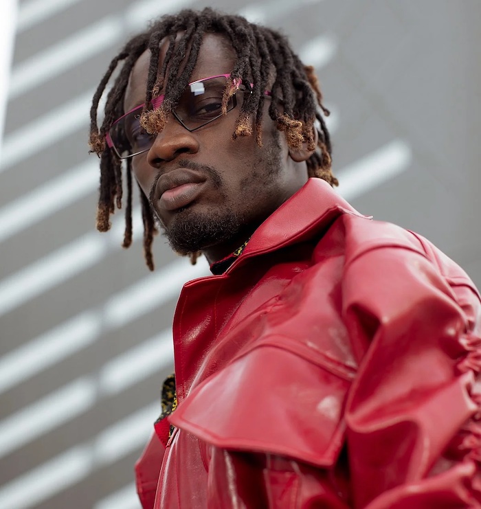 “My Father-in-law (Femi Otedola) Sef No Get Private Jet” – Mr Eazi 1 Due to his frequent international travel, Eazi was questioned if he owned a private plane. He reacted amusingly, even mentioning his father-in-law. Due to his frequent international travel, Eazi was questioned if he owned a private plane. He reacted amusingly, even mentioning his father-in-law. Mr Eazi