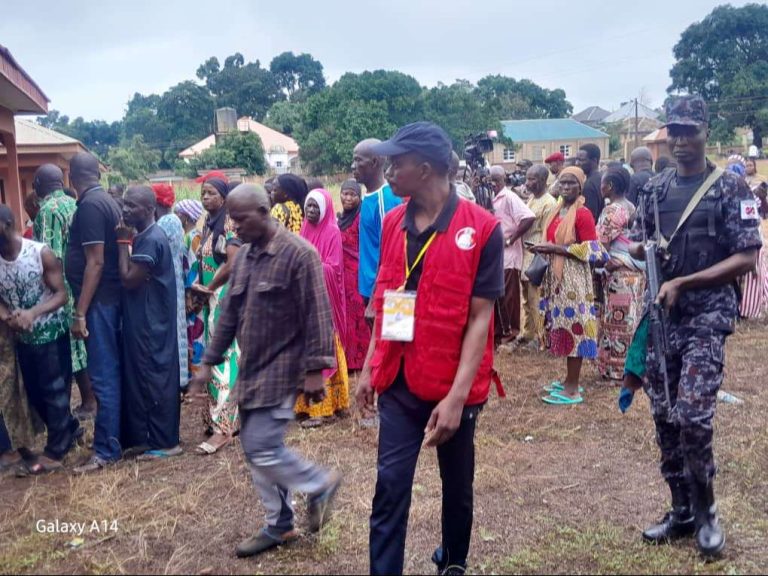 the men of the EFCC officials and policemen were spotted trying to ensure there is no vote buying.