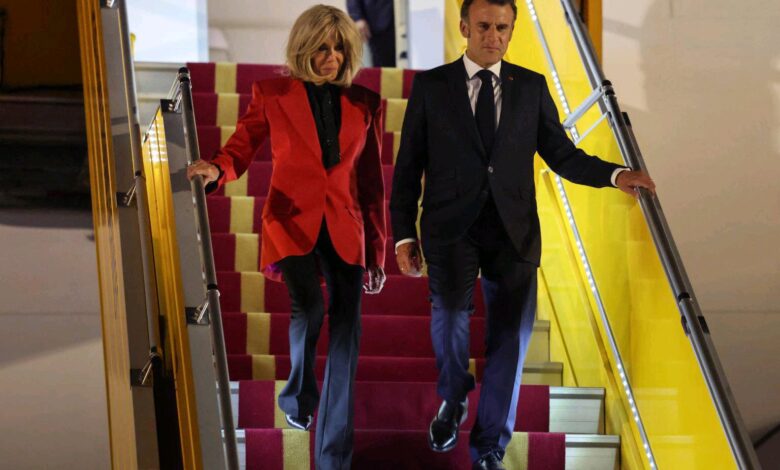 Macron Met Her at 15: The Shocking Love Story That Still Raises Eyebrows – Now a Slap Goes Viral 1 The world is once again glued to the French presidential couple, Emmanuel Macron and Brigitte Macron not because of a diplomatic breakthrough, but due to a viral video where the First Lady appeared to slap her husband while disembarking from an aircraft. The world is once again glued to the French presidential couple, Emmanuel Macron and Brigitte Macron not because of a diplomatic breakthrough, but due to a viral video where the First Lady appeared to slap her husband while disembarking from an aircraft. Macron Met Her at 15: The Shocking Love Story That Still Raises Eyebrows – Now a Slap Goes Viral