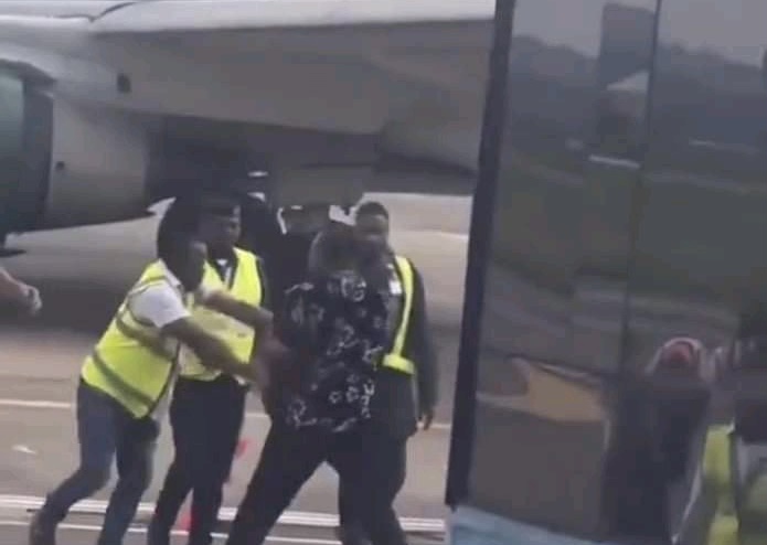 A Troubling Display: Passenger Forcefully Removed from Enugu Air Flight 1 Enugu Air’s Troubling Debut Enugu Air’s Troubling Debut Enugu Air
