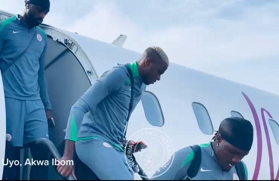 Super Eagles Finally Land In Uyo After Turbulent Flight From South Africa 1 The Super Eagles of Nigeria have finally arrived safely in Uyo, Akwa Ibom State, after a tense and turbulent flight from South Africa that reportedly caused anxiety among players and officials on board. The Super Eagles of Nigeria have finally arrived safely in Uyo, Akwa Ibom State, after a tense and turbulent flight from South Africa that reportedly caused anxiety among players and officials on board. Screenshot 20251012 084747